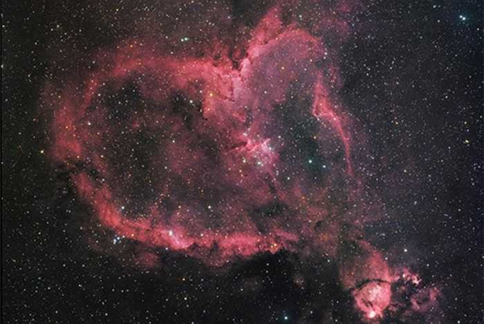 Tinh vân trái tim (IC 1805) thuộc chòm sao Cassiopeia, nằm ở cánh tay Perseus của thiên hà Milky Way, cách Trái Đất 7.500 năm ánh sáng. Đây là một tinh vân phát xạ có hình dạng trái tim, với ánh sáng màu đỏ tỏa ra từ bên trong. Độ dài của tinh vân trái tim là khoảng 200 năm ánh sáng. Ảnh: Michelle Starr/Daniel Marquardt 