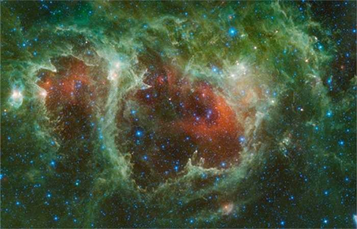 Tinh vân linh hồn nằm về phía đông của tinh vân trái tim. Bên trong một số cụm sao mở của nó chứa nhiều thế hệ ngôi sao khác nhau: ngôi sao già hơn nằm trong vùng lõm của tinh vân (màu đỏ), sao trẻ nằm ở phần viền ngoài (màu xanh lá cây). Ảnh: UCLA