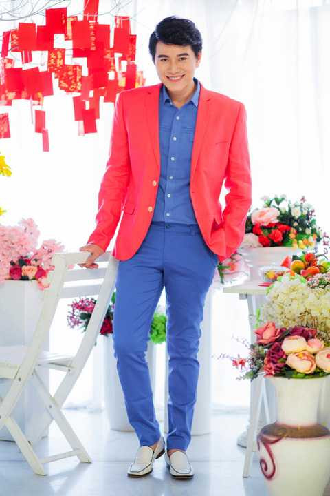 Cường có thói quen thắp nhang trên bàn thờ 24/24 để gai đình được đầm ấm. Và luôn nở nụ cười thật tươi trong bộ trang phục sáng màu ( thường là màu đỏ) cho một năm mới may mắn. Sáng mùng một, Cường hay đem 1 kịch bản nào mình làm tốt nhất ra đọc thật trơn tru trôi chảy, coi như là khai miệng ( thay vì nhà văn sẽ là khai bút). 