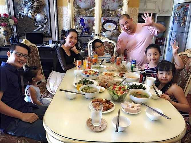 Hoàng Bách đưa con trai đến nhà Minh Khang, Thúy Hạnh chơi tết. 1 