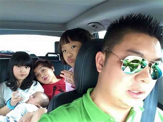 Vợ chồng Thái Thùy Linh vui vẻ đưa con đi chơi. 