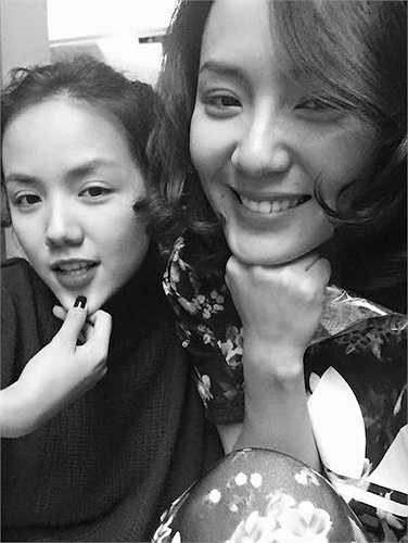 Phương Linh đăng ảnh cùng mẹ và em gái chuẩn bị tết. 1 