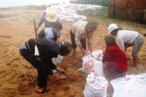 Phú Yên, ăn Tết, sóng biển, thấp thỏm, ngoạm mất nhà cửa, hoang mang