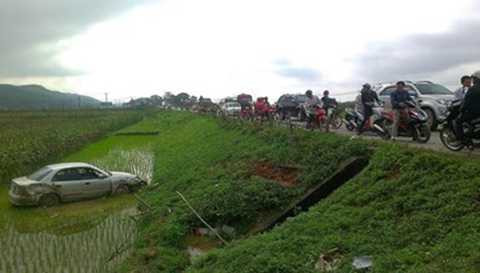 <a href='https://vtcnews.vn/oto-xe-may.31.0.html' >xe ô tô</a>, đi chúc tết, bay như phim, lao xuống ruộng, Nghệ An