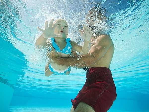 Cơ bắp chắc khỏe: Tập bơi đều đặn sẽ giúp cơ bắp săn chắc và xây dựng sức mạnh của cơ bắp. Toàn bộ cơ thể của bạn sẽ chắc khỏe và quyến rũ khi bạn chọn bơi là bài tập chính mỗi ngày.