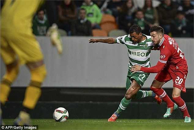 Nani ghi bàn vào lưới Gil Vicente trong chiến thắng 2-0 của đội nhà