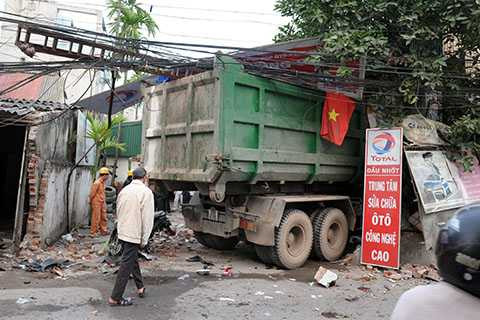 Hà Nội: Xe tải lao vào nhà dân, 6 người bị thương