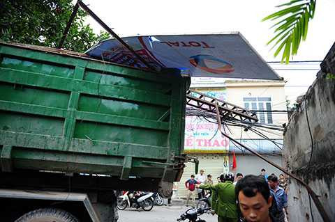 Hà Nội: Xe tải lao vào nhà dân, 6 người bị thương