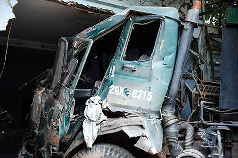 Hà Nội: Xe tải lao vào nhà dân, 6 người bị thương