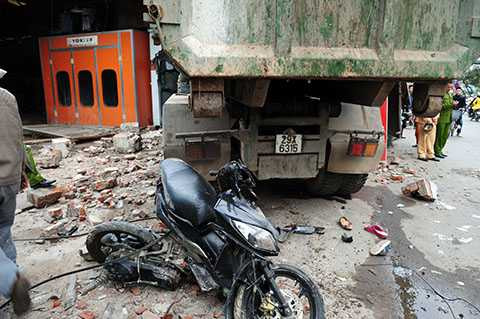 Hà Nội: Xe tải lao vào nhà dân, 6 người bị thương