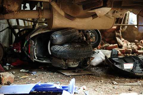 Hà Nội: Xe tải lao vào nhà dân, 6 người bị thương