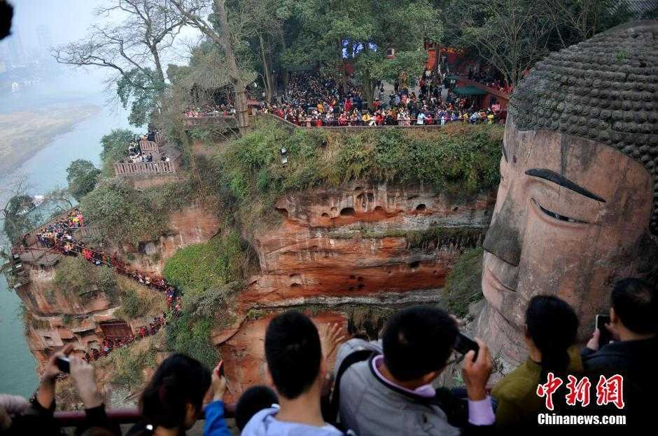 Hành vạn người nối đuôi nhau thăm tượng Phật khổng lồ ở Trung Quốc