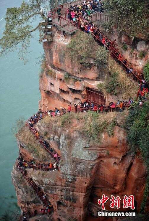 Hành vạn người nối đuôi nhau thăm tượng Phật khổng lồ ở Trung Quốc