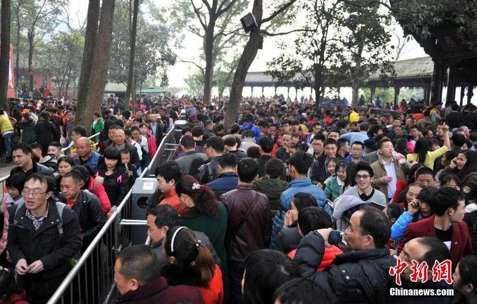 Hành vạn người nối đuôi nhau thăm tượng Phật khổng lồ ở Trung Quốc