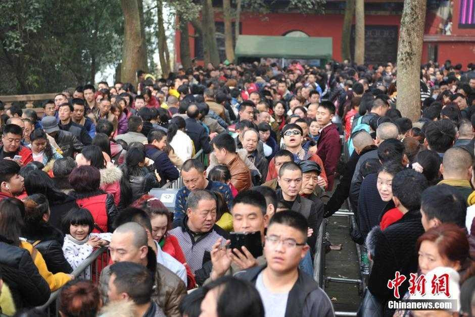 Hành vạn người nối đuôi nhau thăm tượng Phật khổng lồ ở Trung Quốc