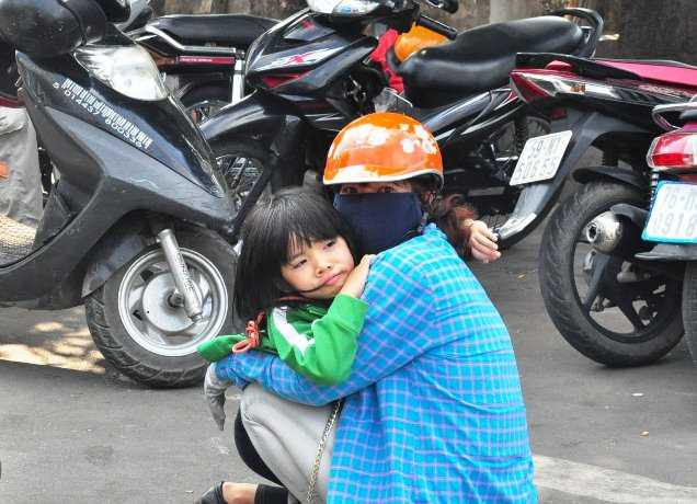 Người dân đổ về TP.HCM trong cái nắng oi bức vào chiều 23/2.