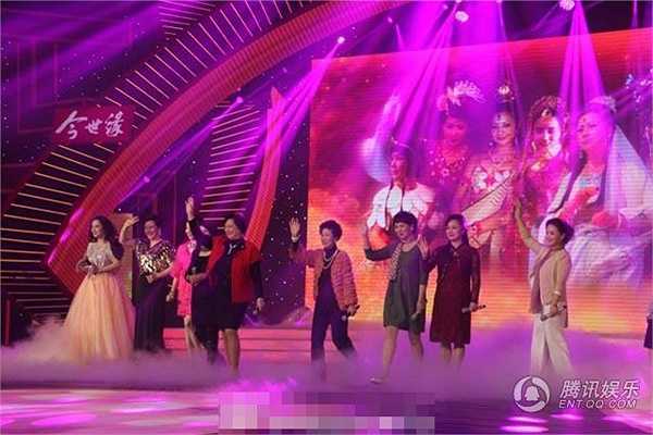 Dàn nghệ sĩ cùng nhau ra mắt khán giả.