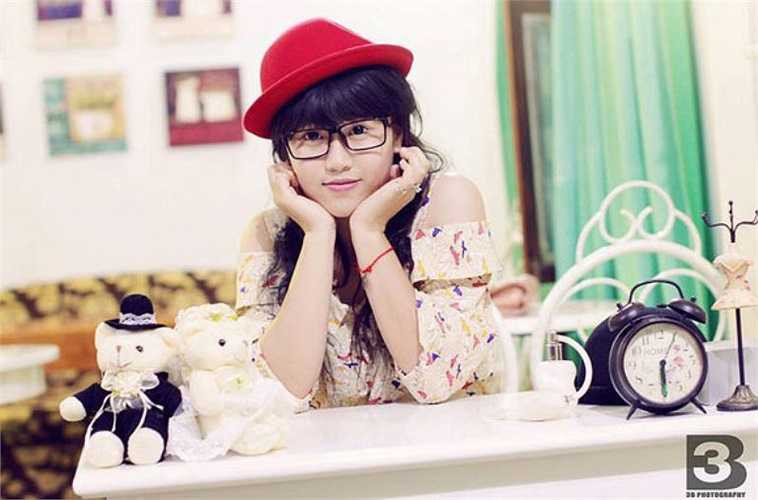 Hình ảnh đời thường của Hồ Điệp cũng giống Hà Lade đến ngỡ ngàng. Cô bạn sinh năm 1995 và đến từ thành phố Hải Phòng. Hồ Điệp chia sẻ mình cũng rất yêu quý và ngưỡng mộ Hà Lade nên rất vui khi được mọi người nói có nét giống với hot girl thời trang.