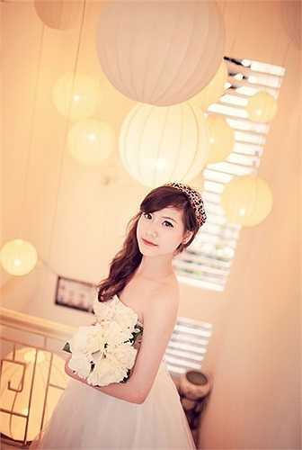 Điểm khác biệt nhất giữa Bích Ngọc và An Japna là cô bạn có khuôn mặt thon dài V-line, trong khi hot girl lại có gương mặt bầu bĩnh, đáng yêu. Ngoài đời, Bích Ngọc là một cô gái đa tài và rất năng động.