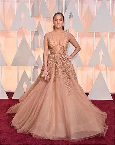 Trong lễ trao giải Oscar 2015, rất nhiều sao chọn các trang phục kín đáo, thanh lịch nhưng cũng không ít mỹ nhân diện trang phục hở táo bạo. Jennifer Lopez mỹ miều trong chiếc đầm màu da đính đá sang trọng.