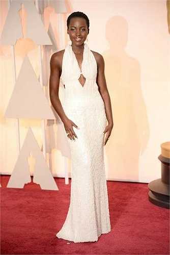 Diễn viên da màu Lupita Nyong'o vô cùng táo bạo với một thiết kế cắt xẻ nhẹ ở phía trước ...