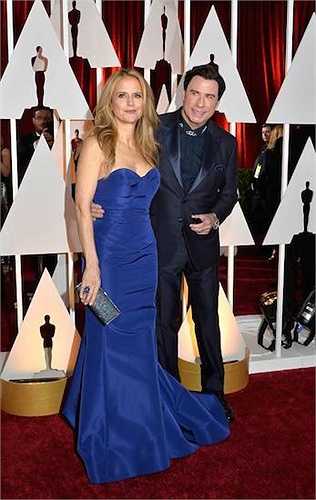Kelly Preston chọn đầm cúp ngực quyến rũ.