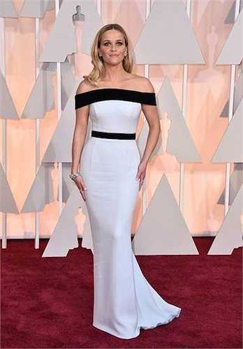 Không hở, không xẻ nhưng Reese witherspoon vẫn rất quyến rũ với trang phục thanh lịch. (Trung Ngạn)