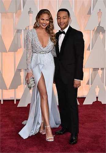 Người mẫu bikini Chrissy Teigen - vợ ca sỹ John Legend diện một thiết kế trễ trên xẻ dưới vô cùng táo bạo.