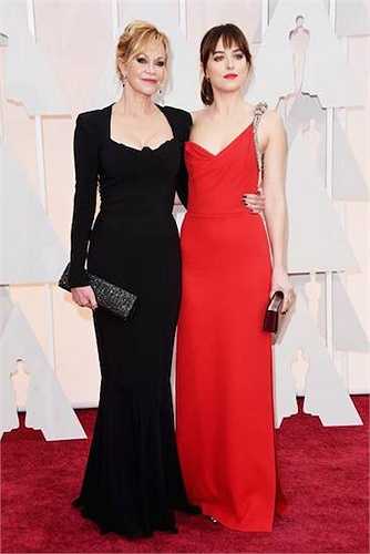 Nữ diễn viên chính '50 sắc thái' Dakota Johnson thu hút mọi ánh nhìn khi chọn chiếc đầm đỏ trễ nải dự Oscar.
