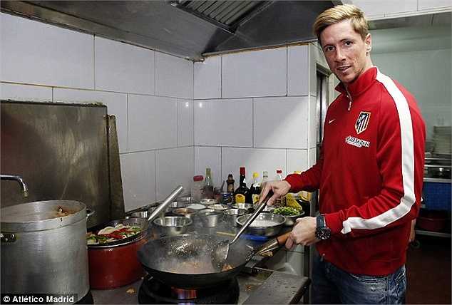 Fernando Torres và Arda Turan vào bếp nấu ăn trong ngày Tết cổ truyền châu Á