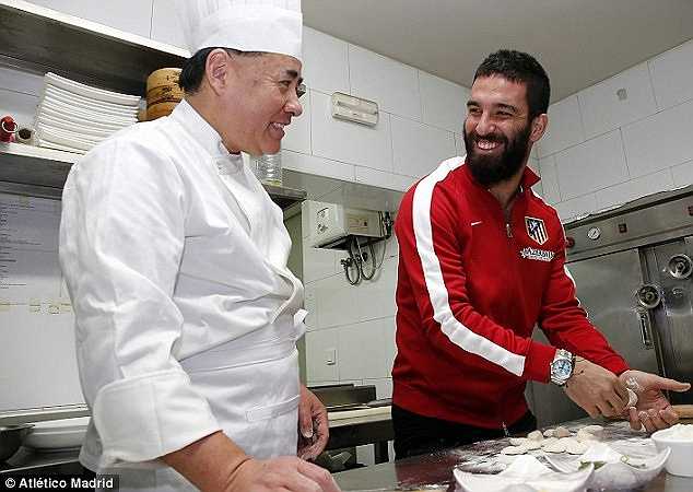 Arda Turan hào hứng với không khí bếp ăn châu Á