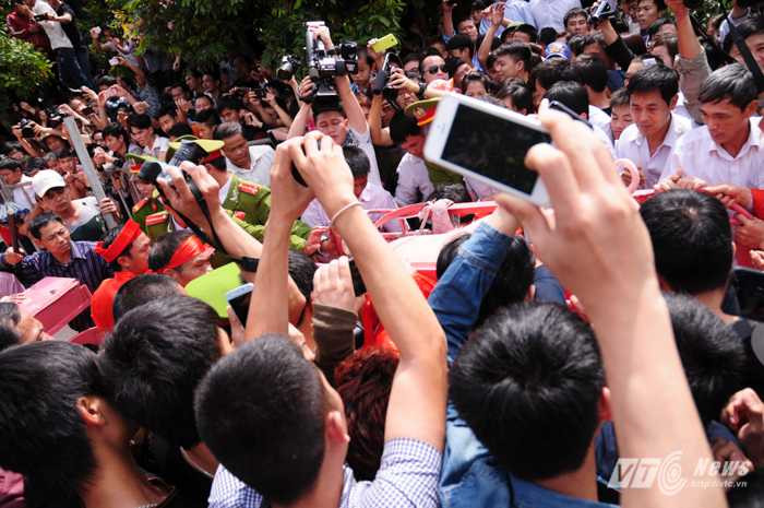 Hàng trăm người tụ tập xem chém lợn ở sân đình Ném Thượng