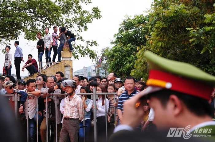 Hàng trăm người dân kéo về sân đình xem chém lợn