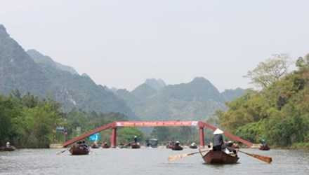 Chủ đò vòi vĩnh hành khách tại Chùa Hương