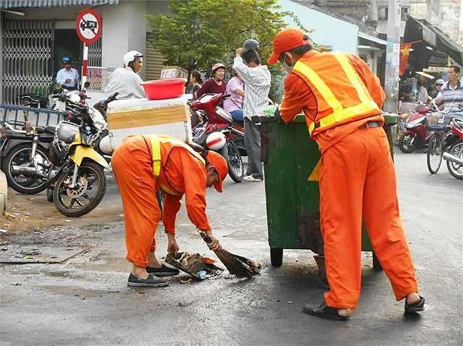 Lao công vệ sinh dọn dẹp rác đầu năm. Ảnh: Phan Cường