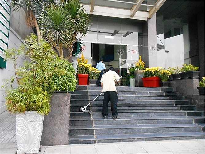 Lau quét văn phòng chuẩn bị ngày làm việc đầu tiên. Ảnh: Phan Cường