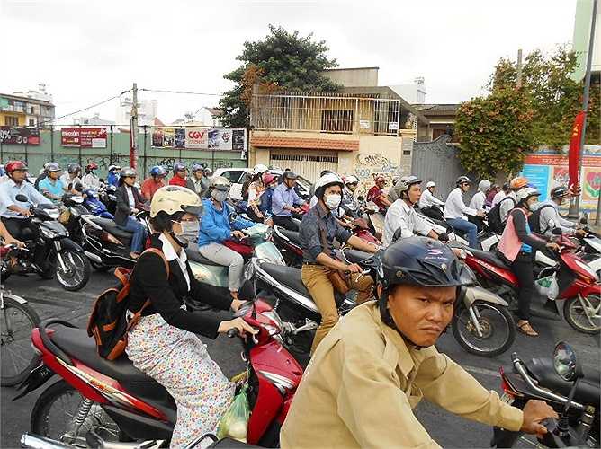 Xe cộ đông đúc ngã tư Nguyễn Văn Trỗi - Lý Chính Thắng, Q.3. Ảnh: Hạnh Phương