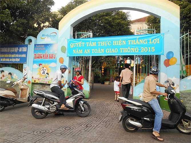 Đưa con vào lớp ngày đầu tiên năm Ất Mùi. Ảnh: Hạnh Phương
