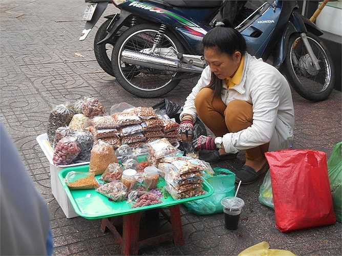 Vỉa hè sôi động trở lại với những người buôn bán ở lòng lề đường. Ảnh: Phan Cường