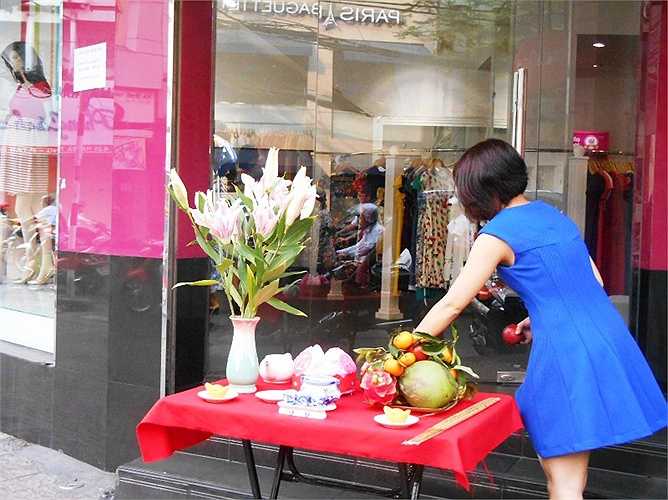 Cúng bái theo phong tục đầu năm trước giờ khai trương, bán hàng tại shop thời trang. Ảnh: Phan Cường