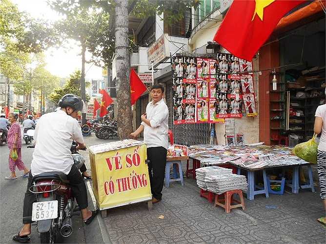 Sạp báo khai trương đầu năm với số báo đầu tiên. Ảnh: Hạnh Phương