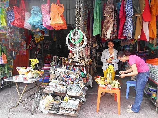 Cầu nguyện năm mới mua may bán đắt. Ảnh: Hạnh Phương