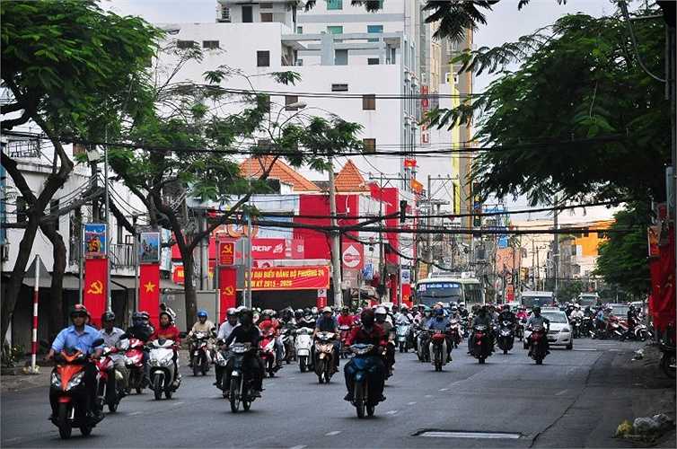 Đường xá dường như chật chội hơn... Ảnh: Sỹ Hưng