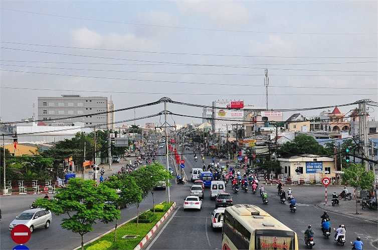 Dòng người và xe tấp nập đổ về trung tâm TP.HCM, hướng từ miền Đông vào. Ảnh: Sỹ Hưng