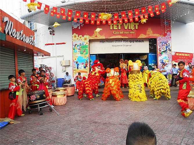 Múa lân mừng khai trương tại siêu thị COOP Phú Lâm, Q.6. Ảnh: Phan Cường
