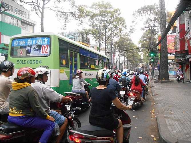 Chen chúc ngày đầu năm. Ảnh: Phan Cường