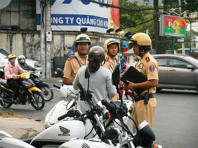 CSGT Bàn Cờ kiểm tra giấy tờ người vi phạm giao thông tại vòng xoay Dân Chủ, Q.3 - Q.10. Ảnh: Phan Cường