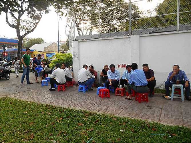 Tụ tập cà phê, quán cóc trước khi vào làm việc. Ảnh: Hạnh Phương