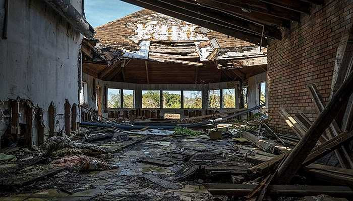 Bên cạnh thiệt hại về người, cơn bão Katrina còn làm hỏng hóc rất nhiều cơ sở vật chất tại New Orleans, Mỹ. Đây là một nhà dưỡng lão đổ nát sau 10 năm