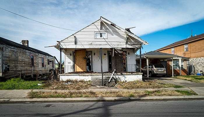 Đội cứu hộ làm việc sau khi trận bão đi qua dùng ký hiệu chữ X ở trước cửa mỗi căn nhà để biết rằng họ đã tìm kiếm nạn nhân tại đó. Và dấu hiệu này vẫn còn nguyên sau 10 năm